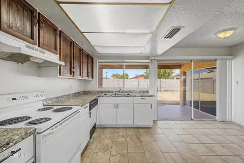Kitchen - 4447 N 77th Dr, Phoenix, AZ 85033 photo 5 of 5