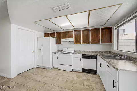 Kitchen - 4447 N 77th Dr, Phoenix, AZ 85033 photo 4 of 5