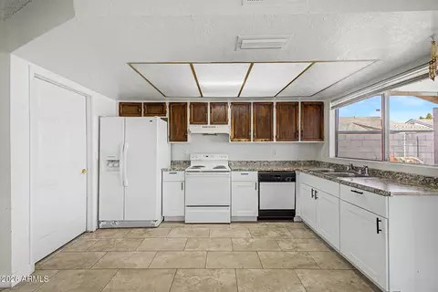Kitchen - 4447 N 77th Dr, Phoenix, AZ 85033 photo 3 of 5