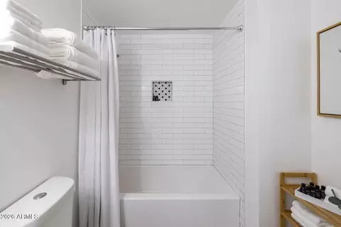 Bath - 3726 E Winchcomb Dr, Phoenix, AZ 85032 photo 4 of 5