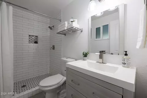 Bath - 3726 E Winchcomb Dr, Phoenix, AZ 85032 photo 1 of 5