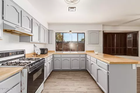 Kitchen - 9641 N 13th Ave, Phoenix, AZ 85021 photo 3 of 3