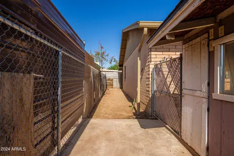Exterior - 9641 N 13th Ave, Phoenix, AZ 85021 photo 4 of 4