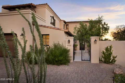 5830 N Echo Canyon Ln, Phoenix, AZ 85018