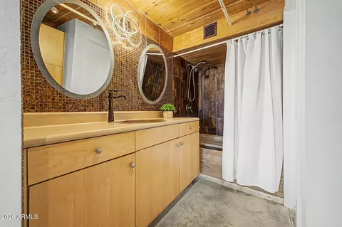 Bath - 914 E Osborn Rd #417, Phoenix, AZ 85014 photo 1 of 3