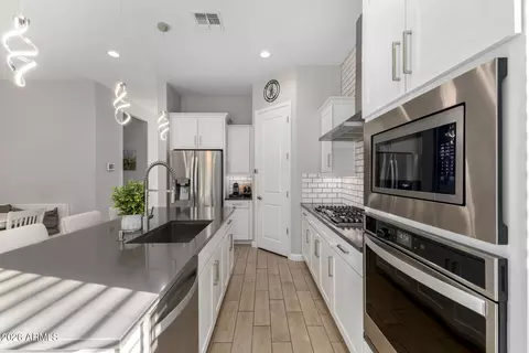 Kitchen - 2314 E Questa Dr, Phoenix, AZ 85024 photo 3 of 4