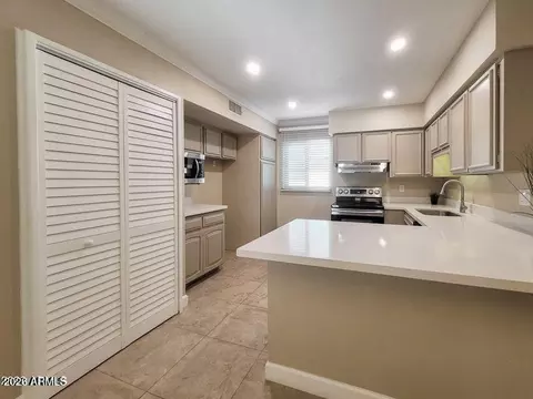 810 E Colter St #34, Phoenix, AZ 85014 photo 2