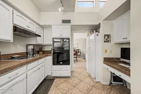 Kitchen - 4718 E Monte Way, Phoenix, AZ 85044 photo 3 of 4