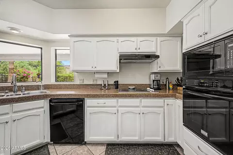 Kitchen - 4718 E Monte Way, Phoenix, AZ 85044 photo 4 of 4