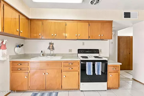 Kitchen - 7015 W Wolf St, Phoenix, AZ 85033 photo 2 of 3