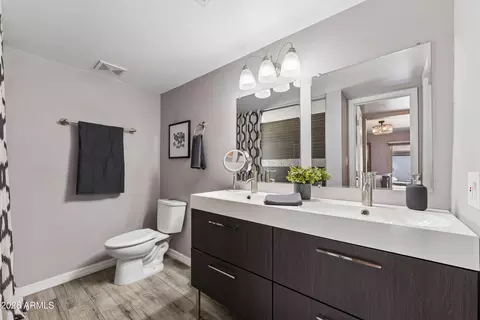 Bath - 2915 E Beryl Ave, Phoenix, AZ 85028 photo 1 of 2