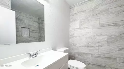 Bath - 8939 N 8th St, Phoenix, AZ 85020 photo 6 of 7