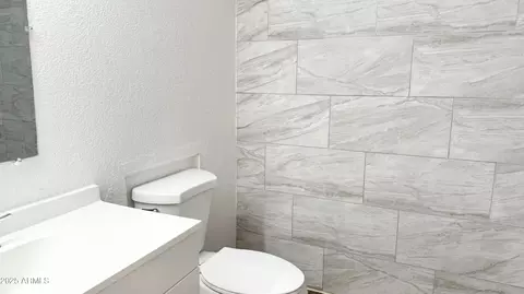 Bath - 8939 N 8th St, Phoenix, AZ 85020 photo 1 of 7