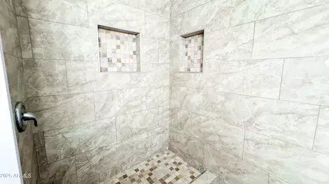 Bath - 8939 N 8th St, Phoenix, AZ 85020 photo 5 of 7