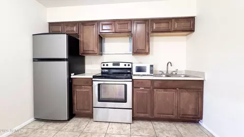 Kitchen - 8939 N 8th St, Phoenix, AZ 85020 photo 5 of 5