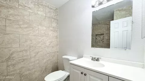 Bath - 8939 N 8th St, Phoenix, AZ 85020 photo 4 of 7