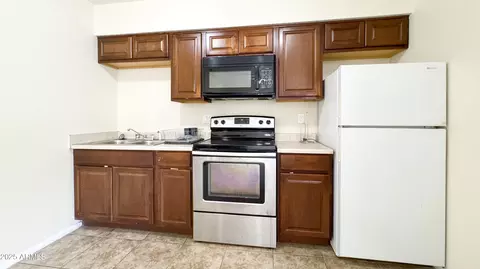Kitchen - 8939 N 8th St, Phoenix, AZ 85020 photo 2 of 5