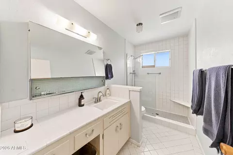 Bath - 1202 E Northview Ave, Phoenix, AZ 85020 photo 1 of 2