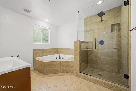 Bath - 530 E Rose Ln, Phoenix, AZ 85012 photo 1 of 4