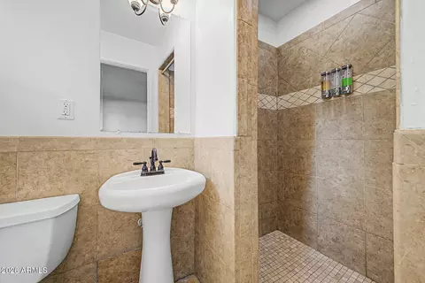Bath - 530 E Rose Ln, Phoenix, AZ 85012 photo 3 of 4