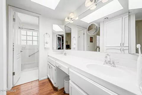 Bath - 1801 E Winter Dr, Phoenix, AZ 85020 photo 2 of 4