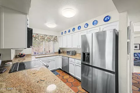 Kitchen - 1801 E Winter Dr, Phoenix, AZ 85020 photo 1 of 2