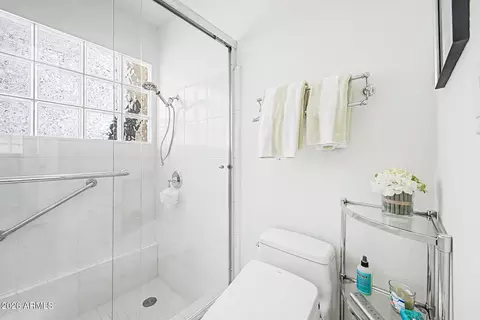 Bath - 1801 E Winter Dr, Phoenix, AZ 85020 photo 3 of 4