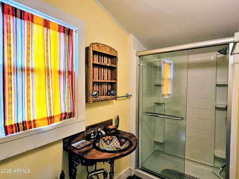 Bath - 433 Garden Ave, Bisbee, AZ 85603 photo 1 of 5