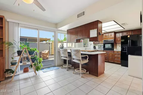 Kitchen - 1407 E Malibu Dr, Tempe, AZ 85282 photo 4 of 5