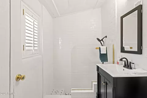 Bath - 5710 E Camelback Rd, Phoenix, AZ 85018 photo 4 of 6