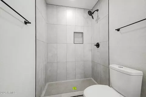 Bath - 1633 E Wesleyan Dr, Tempe, AZ 85282 photo 2 of 4