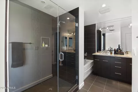 Bath - 1 E Lexington Ave #1602, Phoenix, AZ 85012 photo 1 of 1