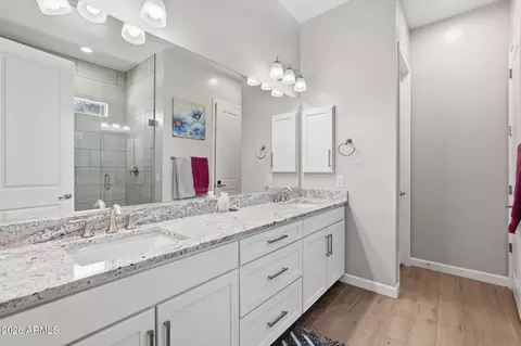 Bath - 6620 E Libby St, Phoenix, AZ 85054 photo 1 of 3