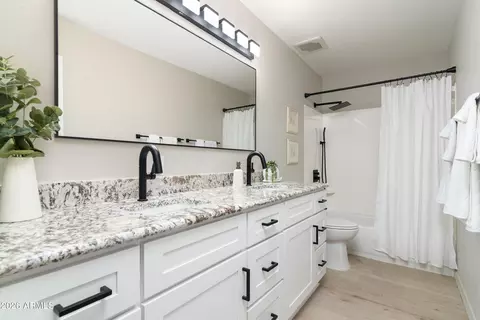 Bath - 985 E Saguaro Dr, Globe, AZ 85501 photo 1 of 2
