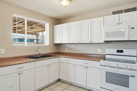 Kitchen - 2964 N 53rd Dr, Phoenix, AZ 85031 photo 3 of 3