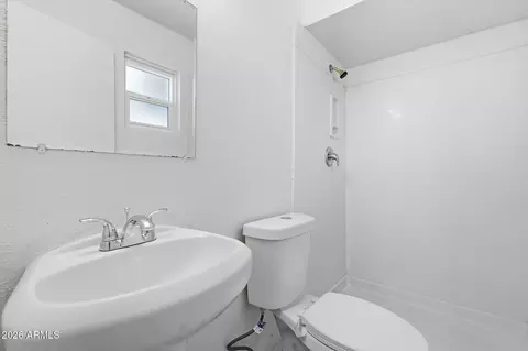 Bath - 2964 N 53rd Dr, Phoenix, AZ 85031 photo 1 of 2