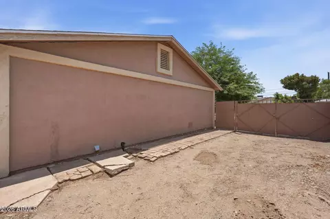 Exterior - 2964 N 53rd Dr, Phoenix, AZ 85031 photo 6 of 8