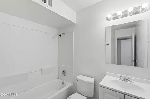 Bath - 2964 N 53rd Dr, Phoenix, AZ 85031 photo 2 of 2