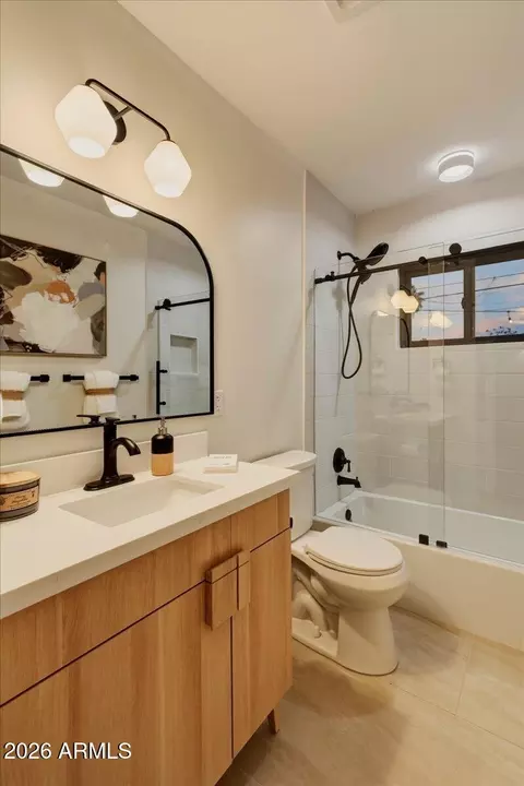 Bath - 2038 E Cheery Lynne Rd, Phoenix, AZ 85016 photo 3 of 4