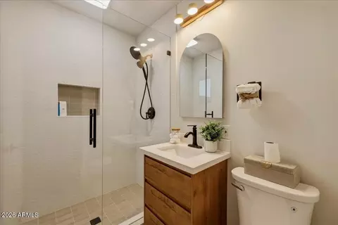 Bath - 2038 E Cheery Lynne Rd, Phoenix, AZ 85016 photo 1 of 4