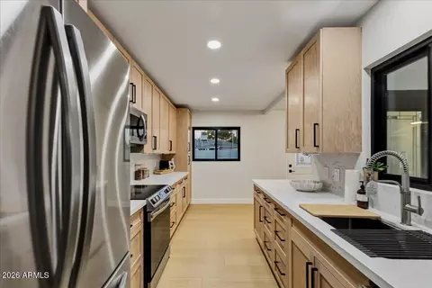 Kitchen - 2038 E Cheery Lynne Rd, Phoenix, AZ 85016 photo 4 of 4
