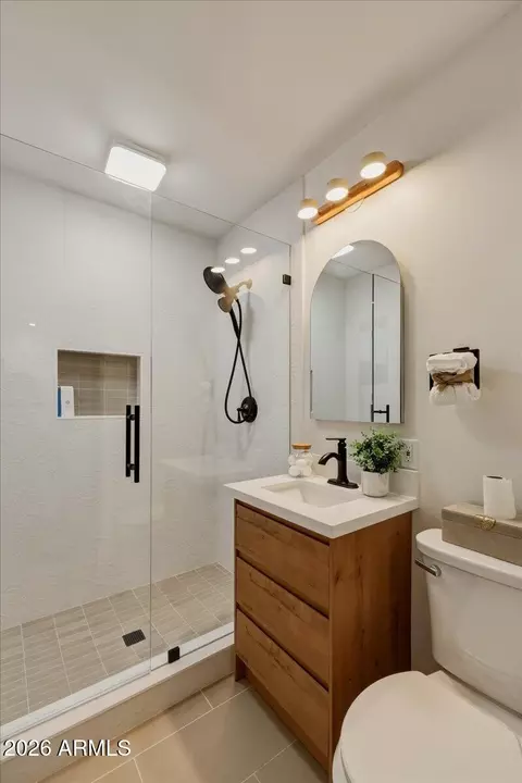Bath - 2038 E Cheery Lynne Rd, Phoenix, AZ 85016 photo 2 of 4