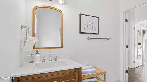 Bath - 2929 N 55th Pl, Phoenix, AZ 85018 photo 6 of 6