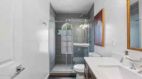 Bath - 2929 N 55th Pl, Phoenix, AZ 85018 photo 4 of 6