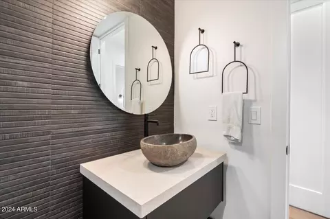 Bath - 744 E Myrtle Ave, Phoenix, AZ 85020 photo 3 of 7