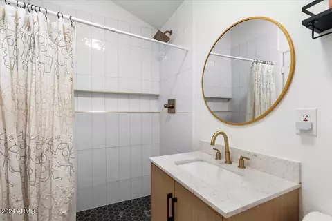 Bath - 744 E Myrtle Ave, Phoenix, AZ 85020 photo 7 of 7