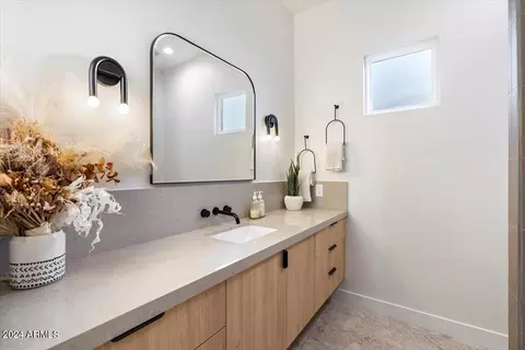 Bath - 744 E Myrtle Ave, Phoenix, AZ 85020 photo 5 of 7