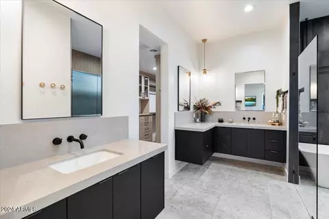 Bath - 744 E Myrtle Ave, Phoenix, AZ 85020 photo 1 of 7