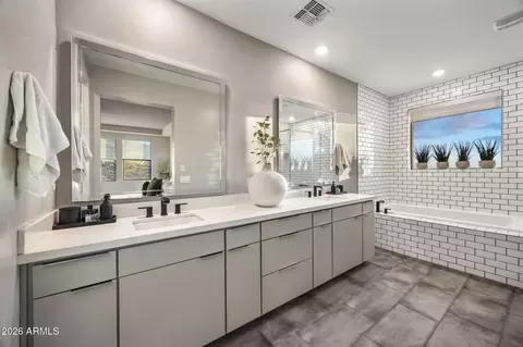 Bath - 2110 E Fallen Leaf Ln, Phoenix, AZ 85024 photo 1 of 6