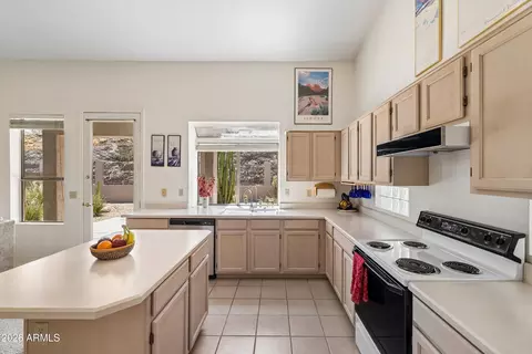Kitchen - 735 E Goldenrod St, Phoenix, AZ 85048 photo 3 of 8